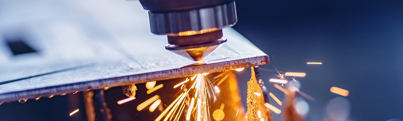 CNC-Lasermaschine schneidet Blech mit Lichtfunken