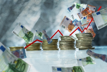 Illustration mit Münzen, Geldscheinen und einem Trendbarometer